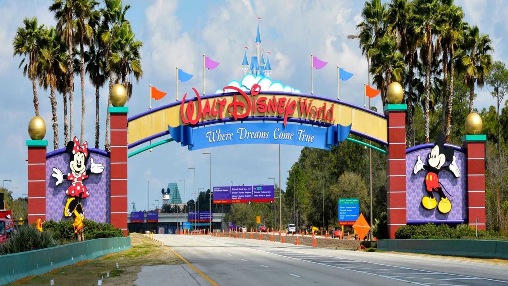 Analyzing the strengths of ChatGPT and Gemini for a memorable Disney vacation experience