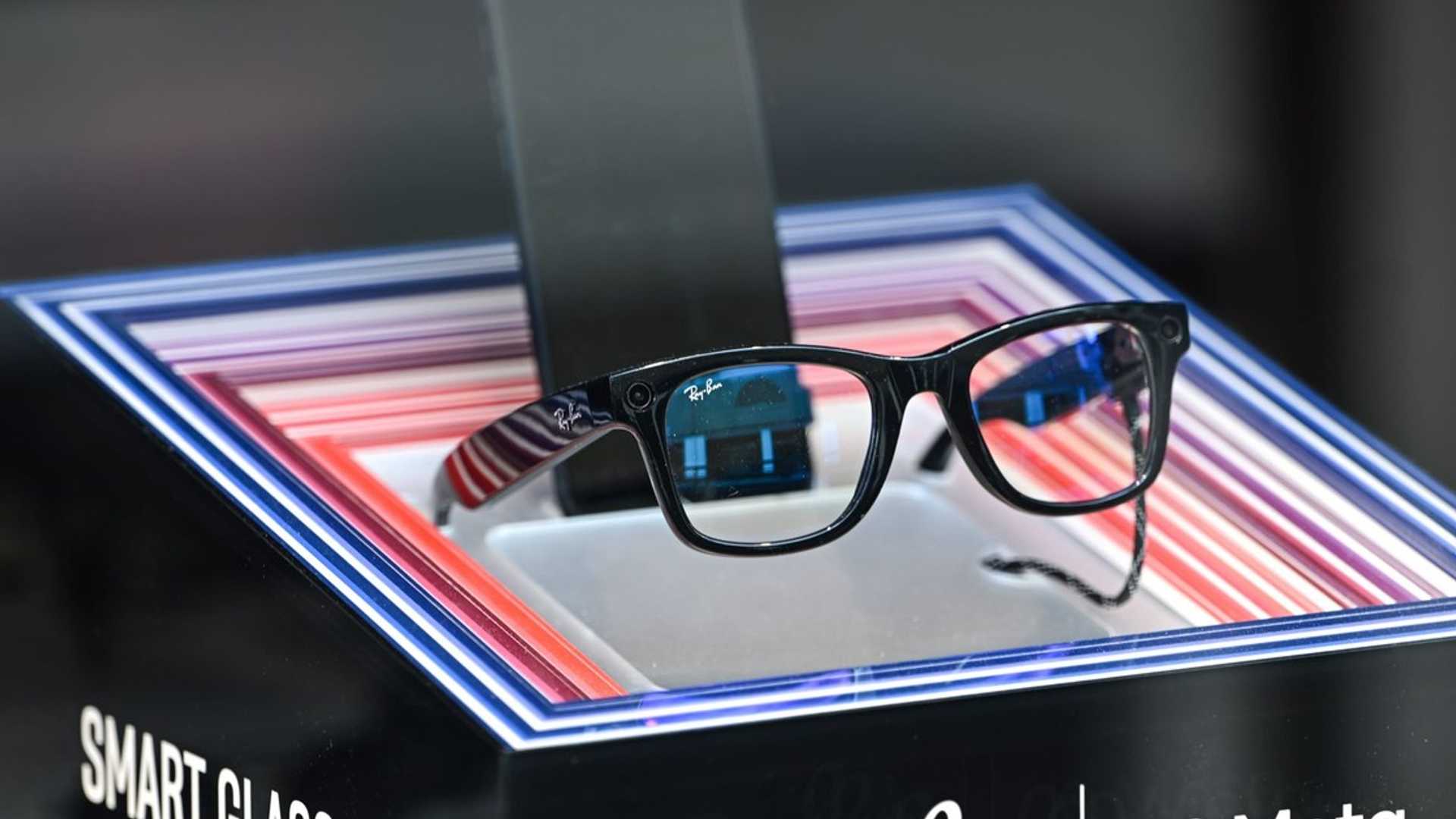 Smart Glasses vs. Smartphones: The Tech Battle of the Future