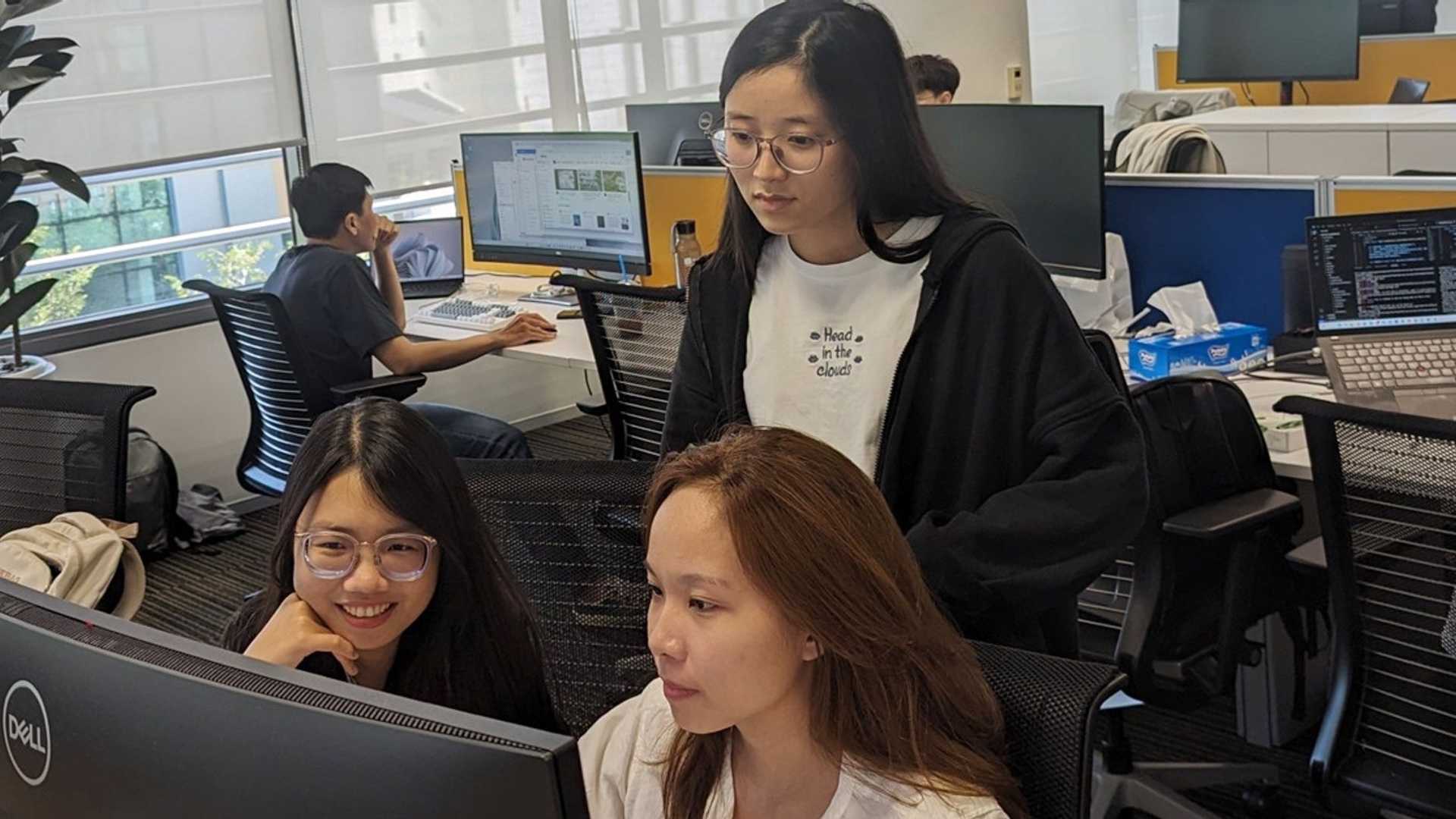 Behind the Scenes: Vietnamese Firms Compete for AI Talent with High Salary Offers