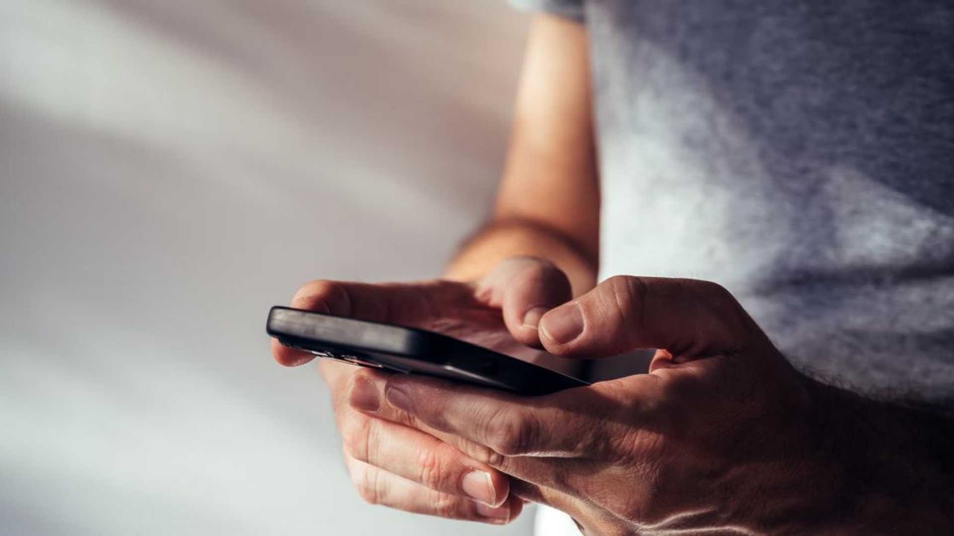 Why WhatsApp users are divided over the new Meta AI function